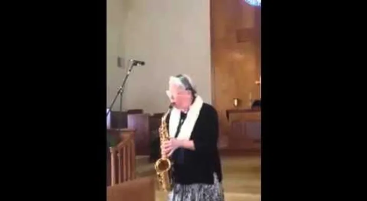 Anciana adora a Dios de una forma increible