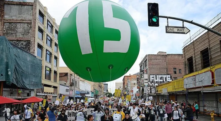 California, el primer estado de EE.UU. en aprobar salario mínimo de 15 dólares