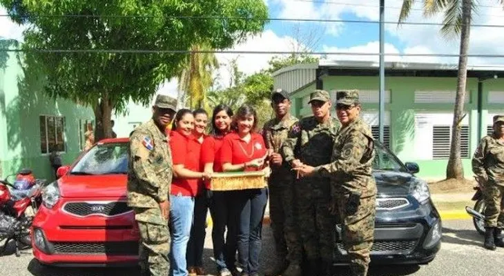Jefe del Ejército entrega premios a ganadores de actividad de institución
