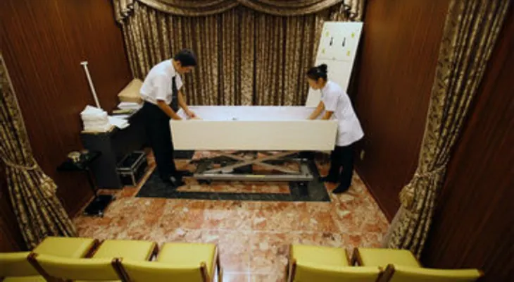 Una mujer comienza a respirar cuando la maquillaban en su funeral