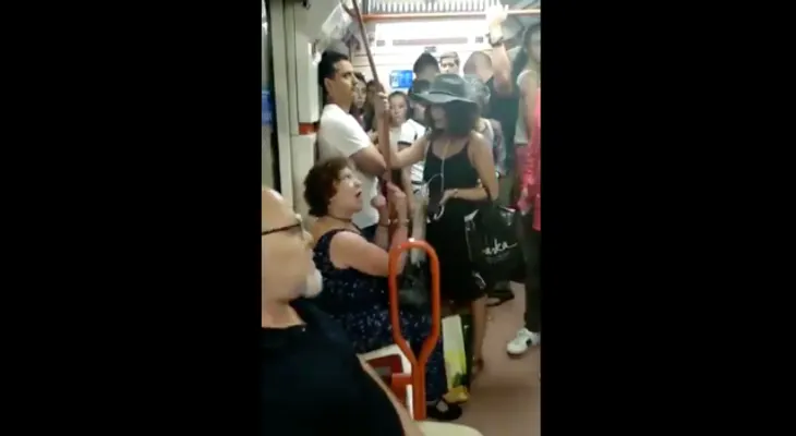 Pasajeros recriminan una española que negó el asiento de metro de Madrid a una niña latina 