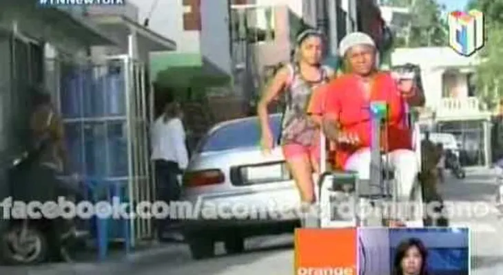 Señora discapacitada por enfermedad mantiene su familia recogiendo botellas plásticas