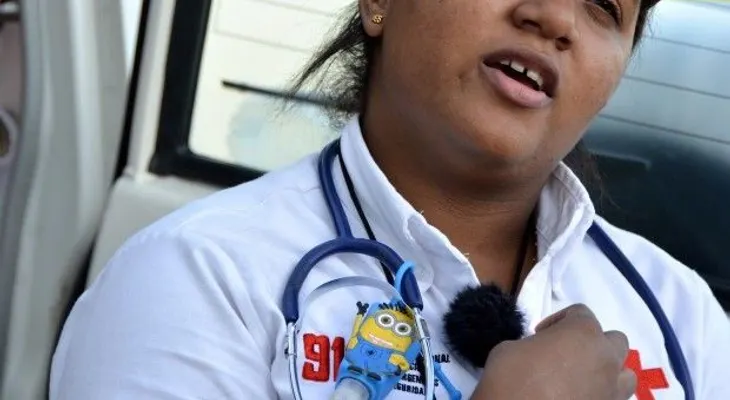 Puerta le cae encima a un niño de 5 años