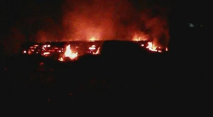 Incendio destruye centro de ventas de maderas y alimentos