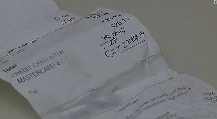Mesera latina recibió una nota racista en lugar de una propina