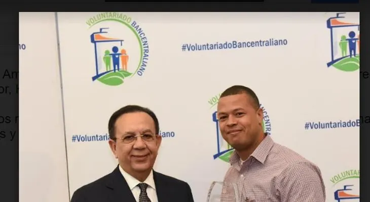 Gobernador Valdez Albizu reconoce a voluntarios destacados en el 2016