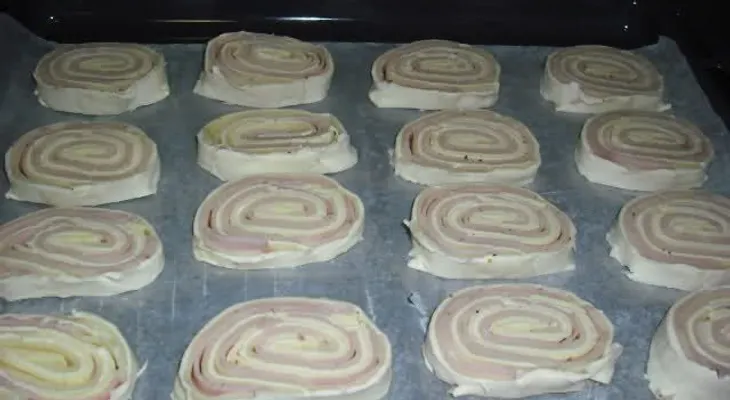 Enrollados con jamón y queso