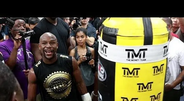 Floyd Mayweather: "Abrí un club de strippers, porque los senos, las vaginas, la música y el alcohol no pasan de moda"