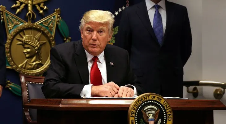 Trump acusa a dos senadores de "tratar siempre de empezar la Tercera Guerra Mundial"