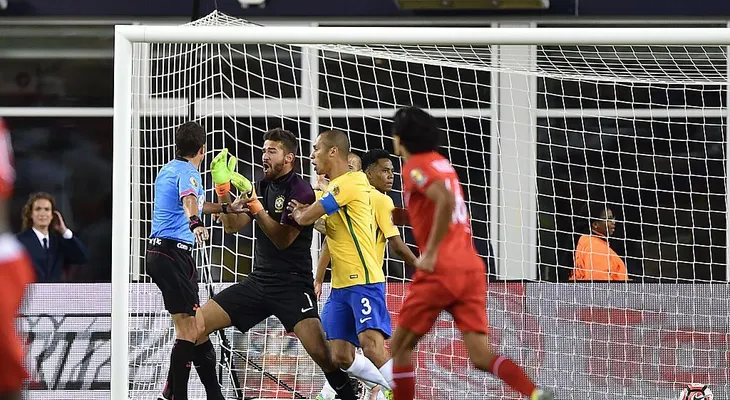 ¿La nueva mano de Dios? Los memes sobre el gol que eliminó a Brasil