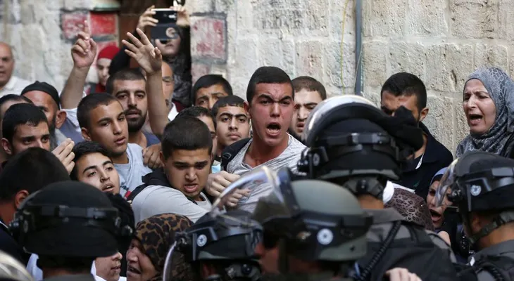 Jóvenes árabes se enfrentan a la policía israelí en uno de los lugares más sagrados de Jerusalén