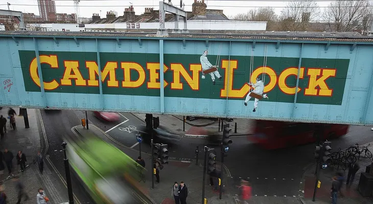 Incendio consume turístico mercado Camden Lock en Londres