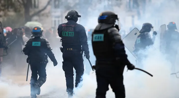 Francia vive una quinta jornada de protestas estudiantiles con más de 160.000 manifestantes y enfrentamientos