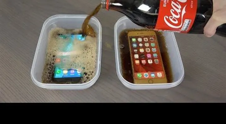 Así quedaron un Samsung S7 Edge y un iPhone 6s tras ser remojados 9 horas en Coca-Cola