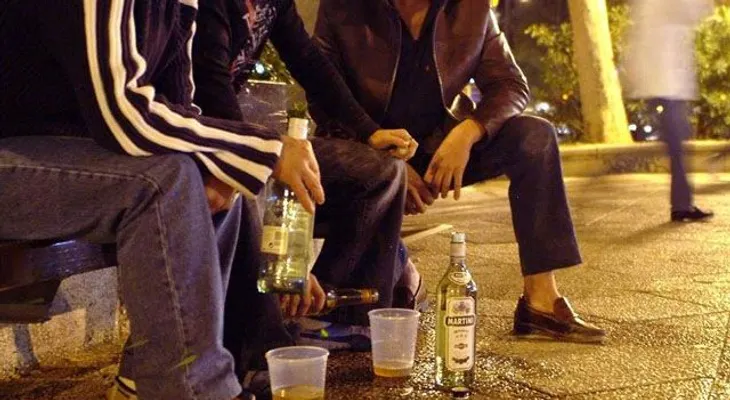 Joven muere en parranda y sus amigos siguen fiesta con su cadáver