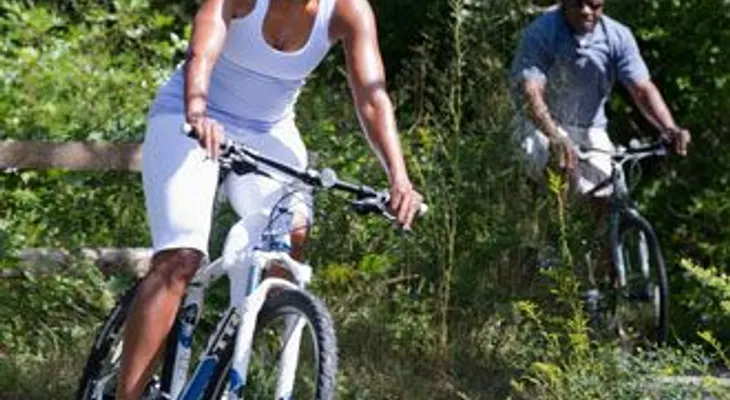 Familia Obama monta bicicleta en Martha's Vineyard