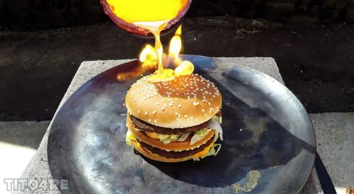 ¿Qué le pasa a una hamburguesa de McDonald's cuando le viertes cobre fundido?