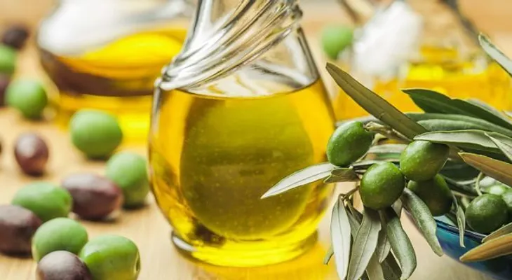 Usa el aceite de oliva de esta manera y potencia tu belleza