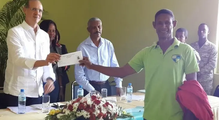 Codopesca entrega a pescadores acreditaciones del Seguro Nacional de Salud