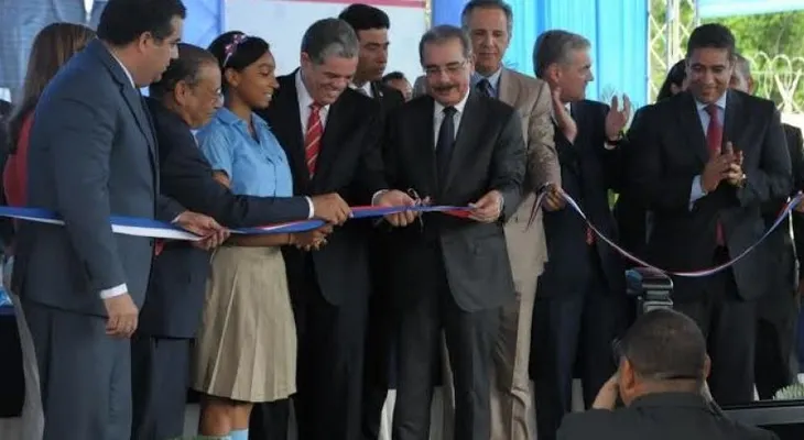Medina inaugura tres escuelas en Pto. Pta.