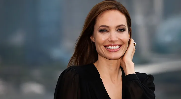  Angelina Jolie: dice separación de Brad Pitt ha sido difícil y "muy dolorosa"