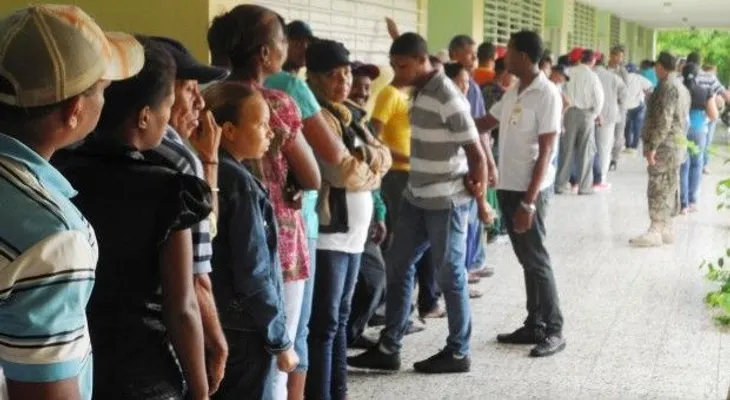 A pesar de las lluvias barahoneros acuden a votar 