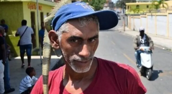 Hombre se pasea con iguana durante protesta en Capotillo