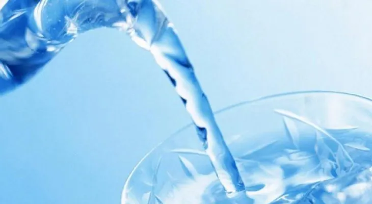 ¿A qué hora conviene tomar agua para adelgazar?