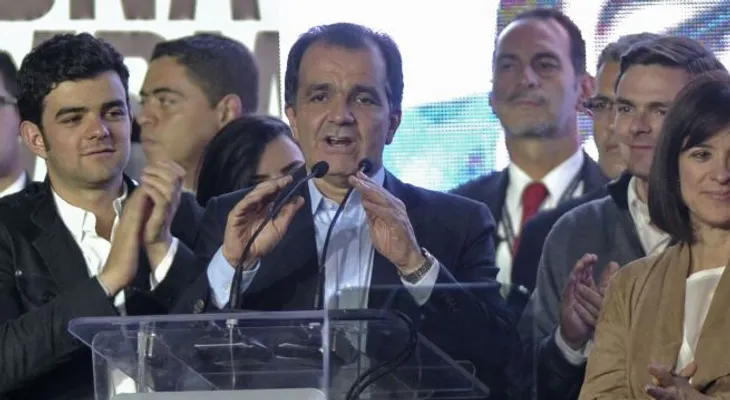 Zuluaga reconoce derrota y felicita al presidente Santos