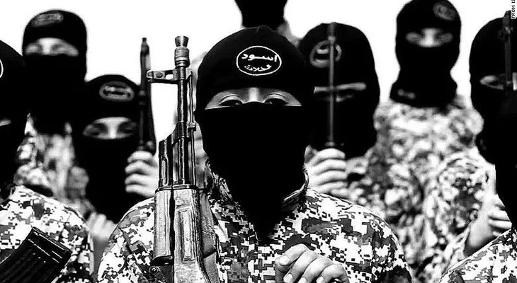 ISIS muestra a 5 niños asesinando a prisioneros kurdos