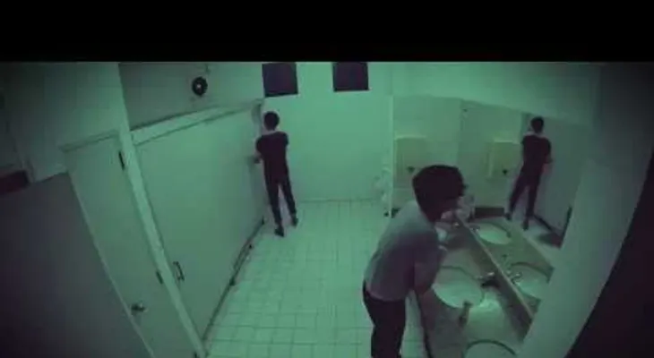 Mira la reacción cuando ven una muerta en un baño (Video)