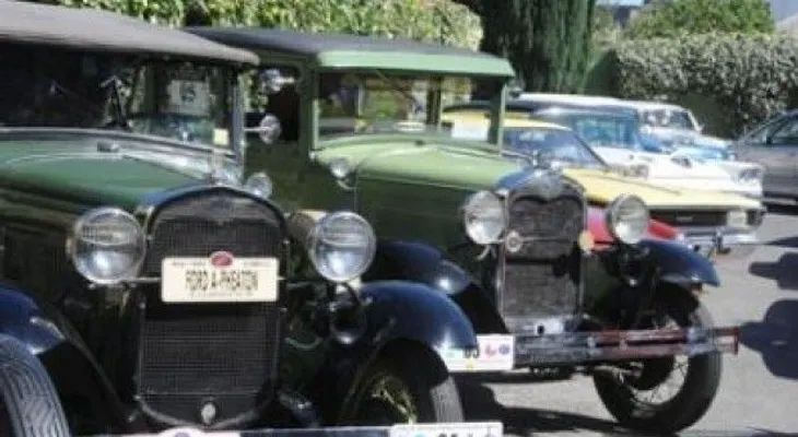 Hombres sin parientes muere y deja lote de autos antiguos