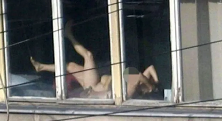 Descubrieron a una jueza que tomaba sol desnuda en su oficina