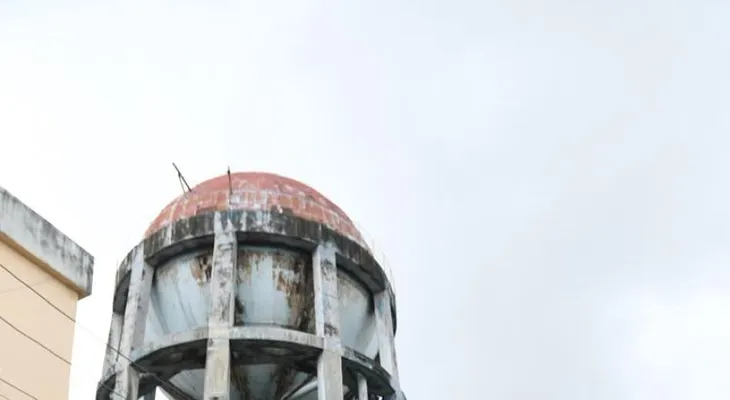 Residentes de Villa Juana denuncian falta de respuesta de CAASD por tanque deteriorado
