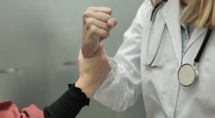 OPS alerta que la violencia contra el personal de salud persiste en las Américas