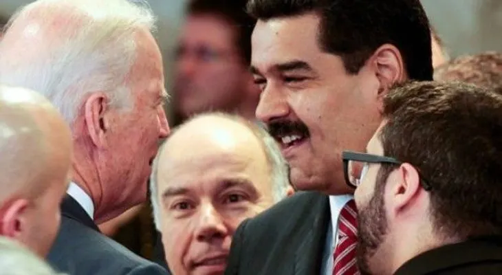 Vicepresidente de EE.UU. y Nicolás Maduro se estrechan la mano 