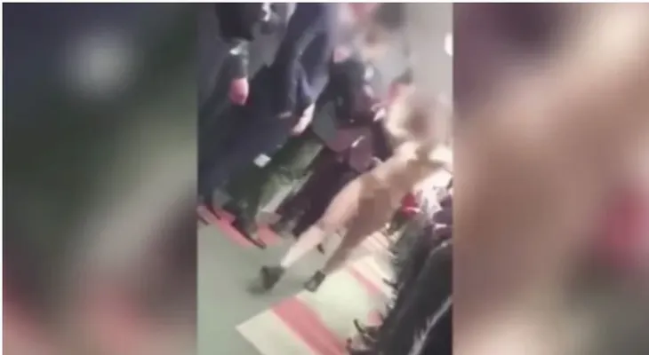 Una mujer desfila desnuda para "levantar la moral de sus compañeros"