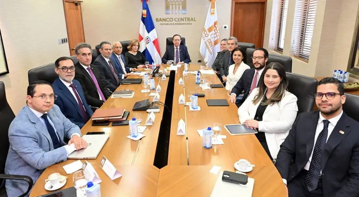 Valdez Albizu se reúne con altos ejecutivos de MasterCard