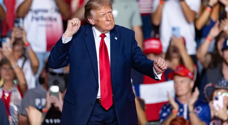 Trump descarta atacar Irán antes de las elecciones de medio término y mantiene el bloqueo