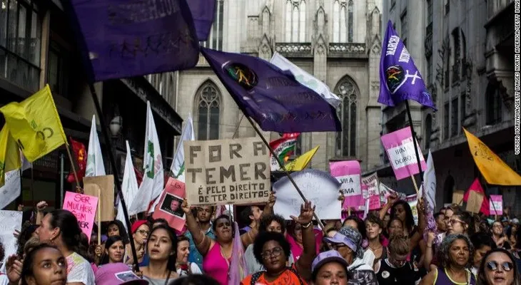 Críticas al presidente de Brasil por alabar las habilidades de las mujeres en el supermercado