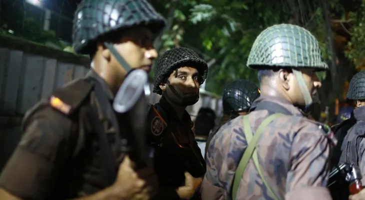 Al menos dos muertos y 26 heridos en ataque contra restaurante en Dacca