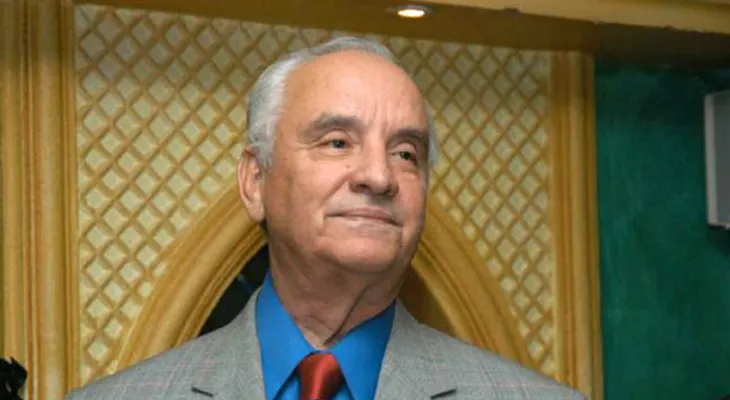 Lidom le pasa el "rolo" al Ysócrates Peña, presidente de la Comisión de Etica