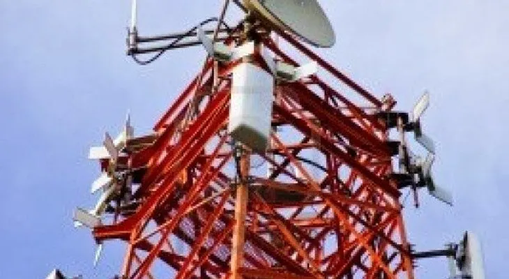 Tres personas mueren al caer dos torres telefónicas