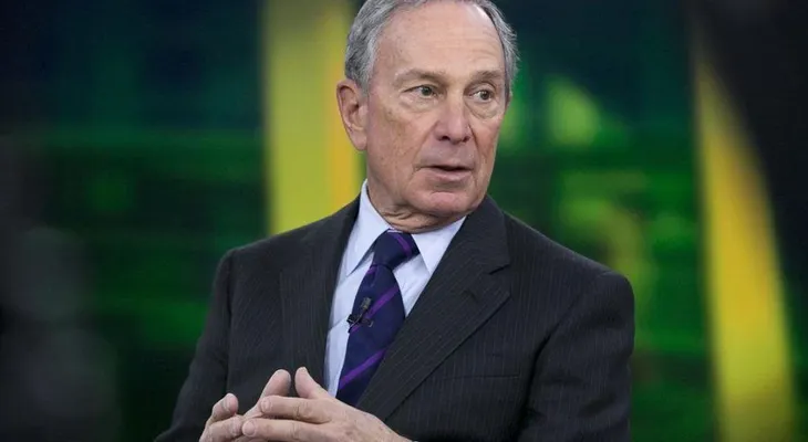 Bloomberg promete a mujeres defender el aborto frente a la política de Trump