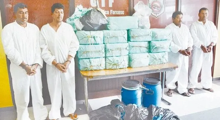 DNCD decomisa 14 pacas de cocaína y apresa a cuatro