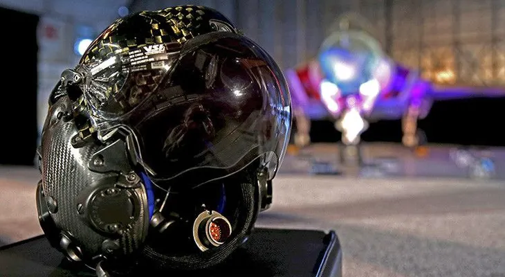 "Me puse el casco de piloto de F-35 y me dejó atónito": Vea un juguete que cuesta 400.000 dólares