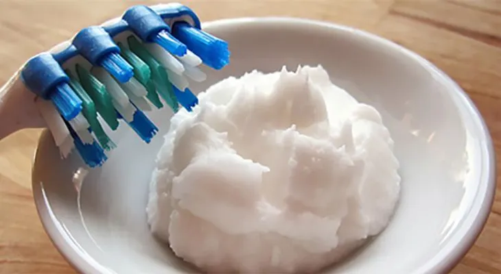 El aceite de coco es un sustituto perfecto para la pasta de dientes; revierte caries y cura dientes descompuestos!