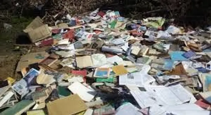 Libros lanzados a basurero fueron robados a liceo de El Millón