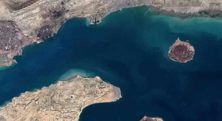 Irán acusa a EE.UU de atacar isla de Larak y advierte con castigar al agresor