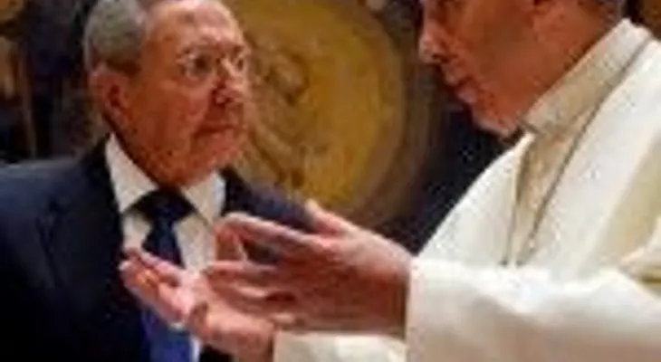Raul Castro agradece al papa apoyo en restablecimiento de relaciones con EEUU